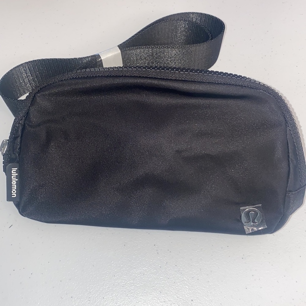 🆕 NWT LULULEMON BLACK EVERYWHERE BELT BAG